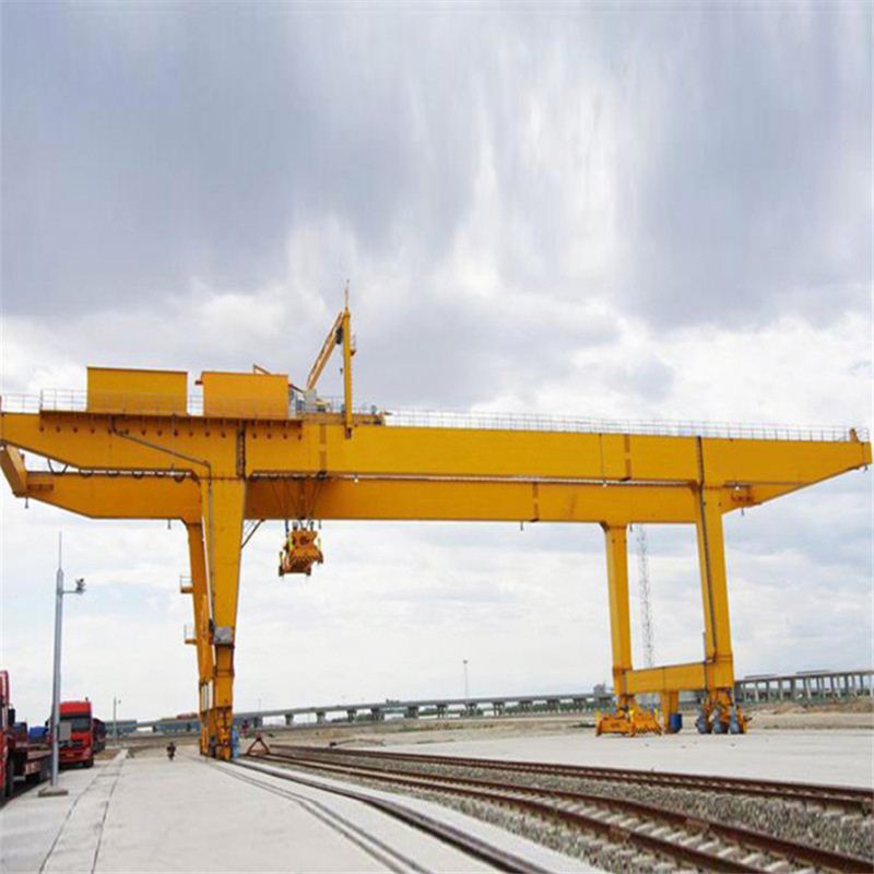 ClC01 Handling Containers And Oversized Loads Straddle Carrier